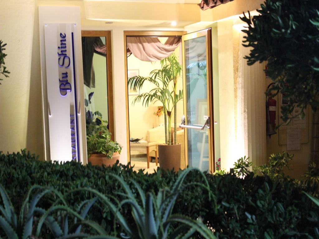 Blu Tropical Resort แซมโบรเน ภายนอก รูปภาพ