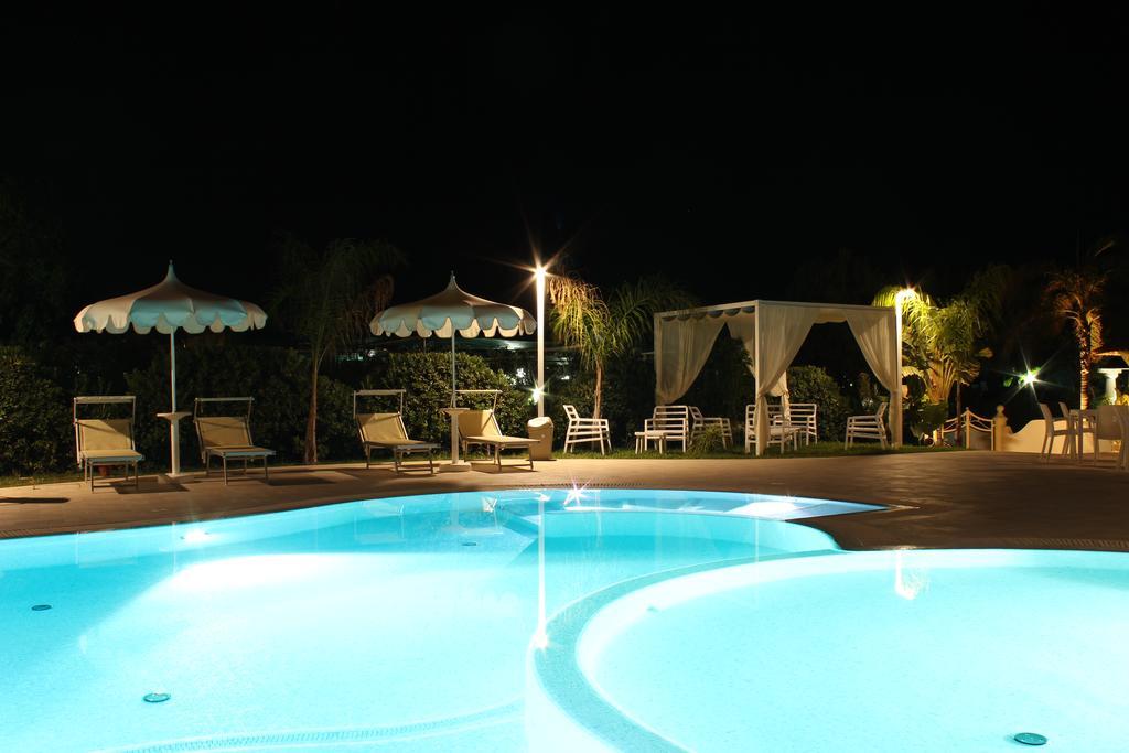 Blu Tropical Resort แซมโบรเน ภายนอก รูปภาพ