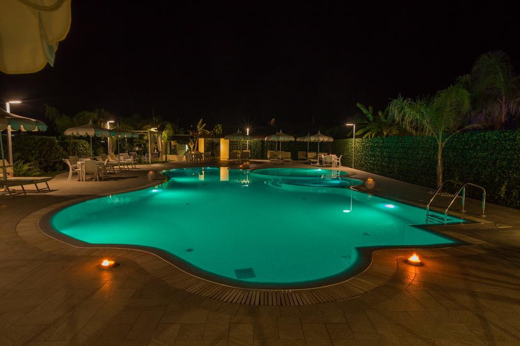 Blu Tropical Resort แซมโบรเน ภายนอก รูปภาพ
