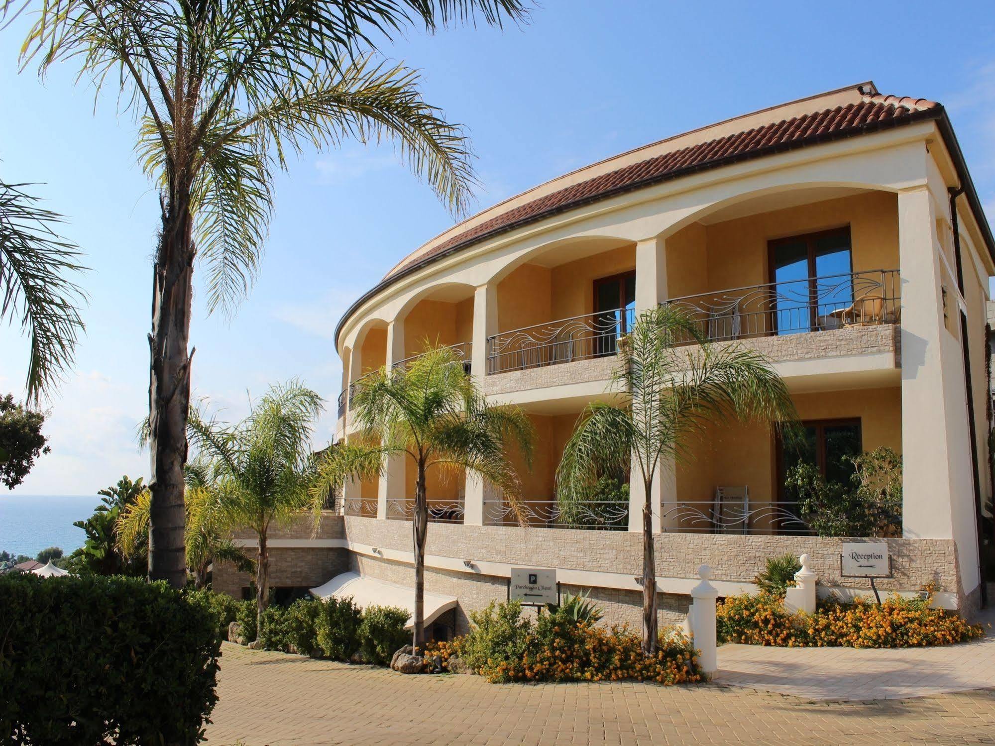 Blu Tropical Resort แซมโบรเน ภายนอก รูปภาพ