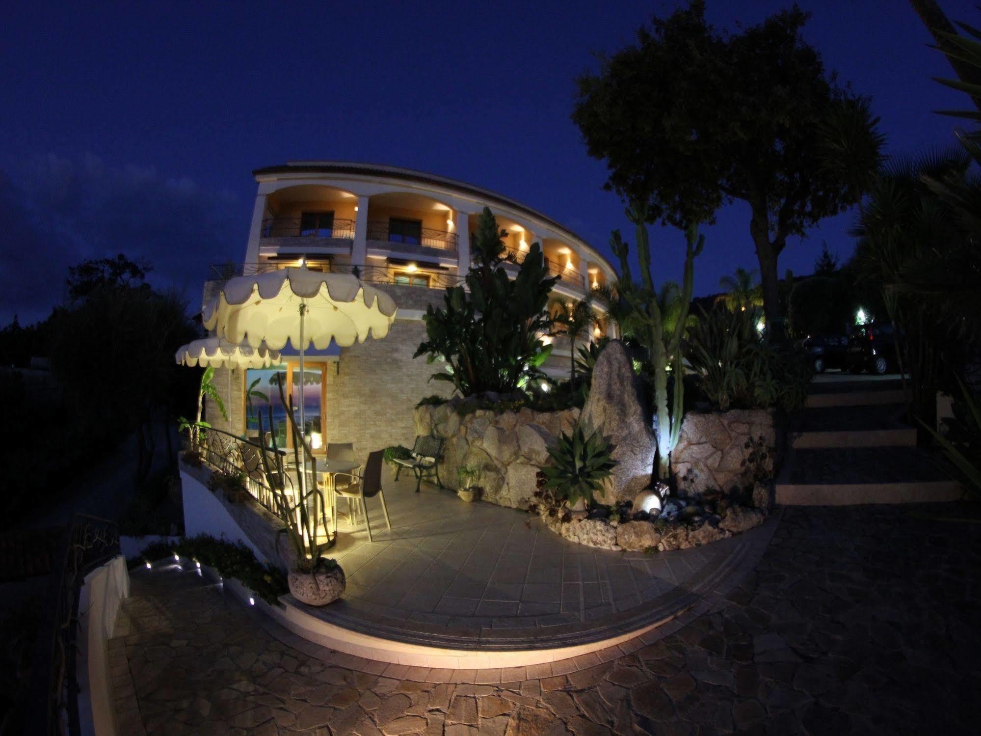 Blu Tropical Resort แซมโบรเน ภายนอก รูปภาพ