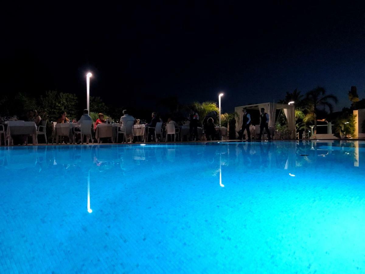 Blu Tropical Resort แซมโบรเน ภายนอก รูปภาพ